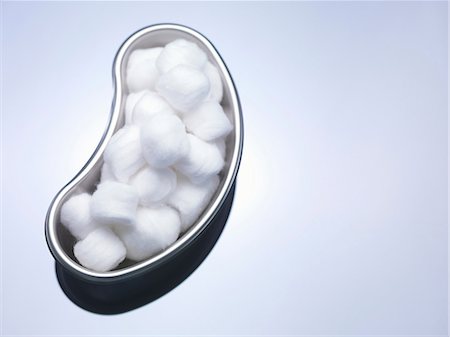 Cotton balls in kidney surgical bowl Photographie de stock - Premium Libres de Droits, Code: 649-09003074