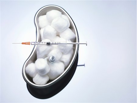 simsearch:614-08871727,k - Cotton balls and syringe in kidney bowl Foto de stock - Sin royalties Premium, Código: 649-09003075