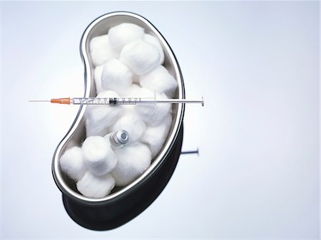 simsearch:614-06719538,k - Cotton balls and syringe in kidney bowl Stock Photo - Premium Royalty-Free, Code: 649-09003075