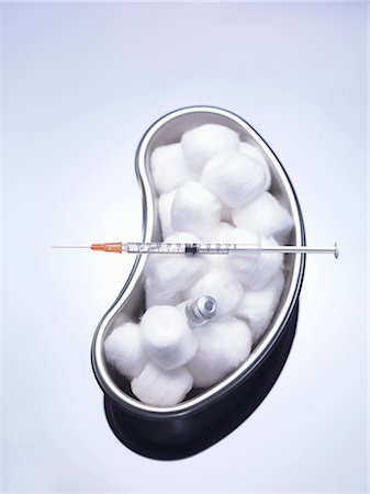 simsearch:614-03506858,k - Cotton balls and syringe in kidney bowl Photographie de stock - Premium Libres de Droits, Code: 649-09003076