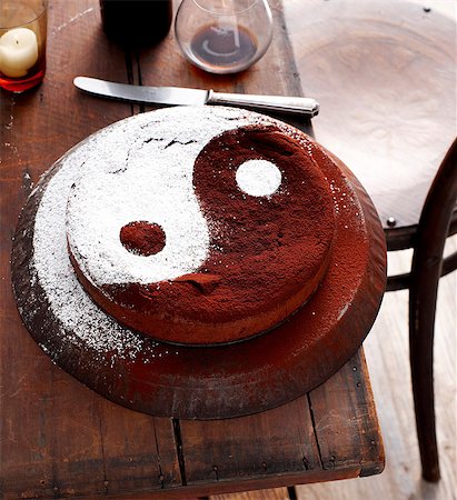 simsearch:649-07280922,k - Cake decorated with yin yang symbol Photographie de stock - Premium Libres de Droits, Code: 649-09003104