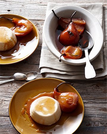 simsearch:649-09003413,k - Plate of stewed pears with custard Photographie de stock - Premium Libres de Droits, Code: 649-09003101