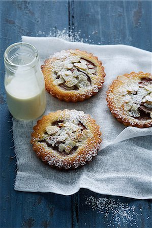 Almond tarts with milk on board Fotografie stock - Premium Royalty-Free, Codice: 649-09003143