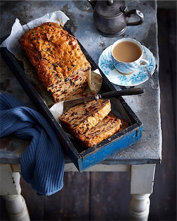 simsearch:649-09003413,k - Tray of fruit bread with tea Photographie de stock - Premium Libres de Droits, Code: 649-09003154