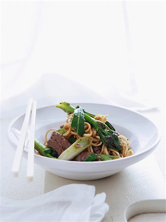 simsearch:649-07064976,k - Bowl of beef with noodles Fotografie stock - Premium Royalty-Free, Codice: 649-09003178