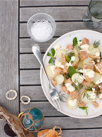 sea salt overhead - Plate of salmon with potatoes and cream Foto de stock - Sin royalties Premium, Código: 649-09003197