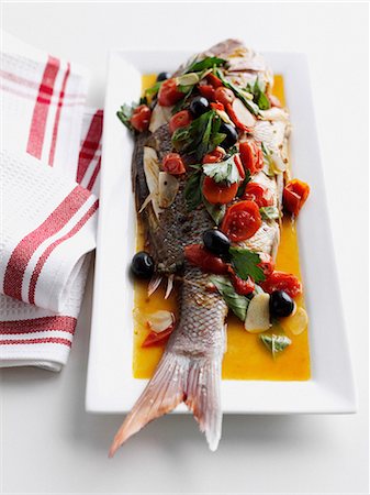 simsearch:700-03665781,k - Platter of fish with tomatoes and olives Photographie de stock - Premium Libres de Droits, Code: 649-09003190