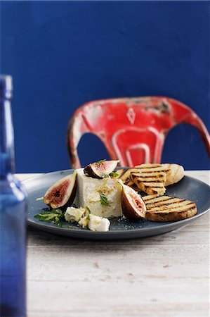Plate of baked ricotta, figs and bread Stock Photo - Premium Royalty-Free, Code: 649-09003231