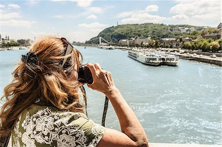 simsearch:614-06719908,k - Older woman taking pictures of river Photographie de stock - Premium Libres de Droits, Code: 649-09003277