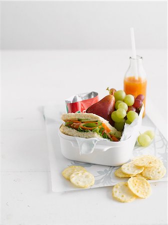 Healthy food in lunch box with crackers Stock Photo - Premium Royalty-Free, Code: 649-09003327