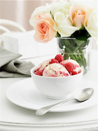 simsearch:649-06432831,k - Bowl of berry ice cream on table Stock Photo - Premium Royalty-Free, Code: 649-09003321