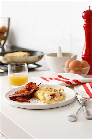simsearch:690-06159850,k - Plate of eggs and bacon Photographie de stock - Premium Libres de Droits, Code: 649-09003344