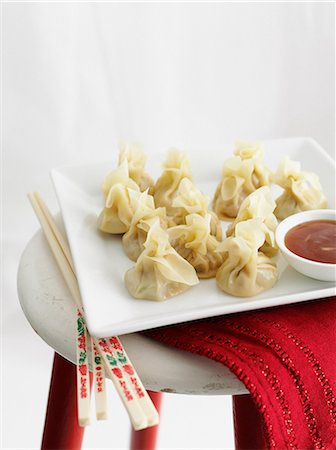 simsearch:649-09003102,k - Plate of dumplings with dipping sauce Foto de stock - Sin royalties Premium, Código: 649-09003342