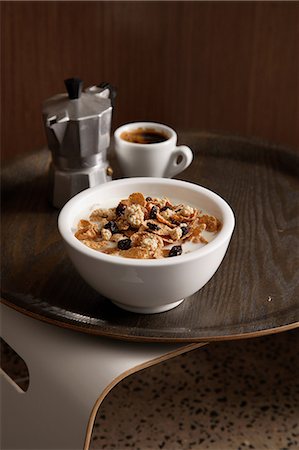 Bowl of granola with cup of coffee Photographie de stock - Premium Libres de Droits, Code: 649-09003388
