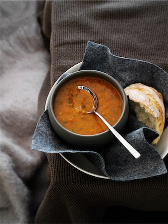 simsearch:649-09003328,k - Bowl of soup with bread Foto de stock - Sin royalties Premium, Código: 649-09003415