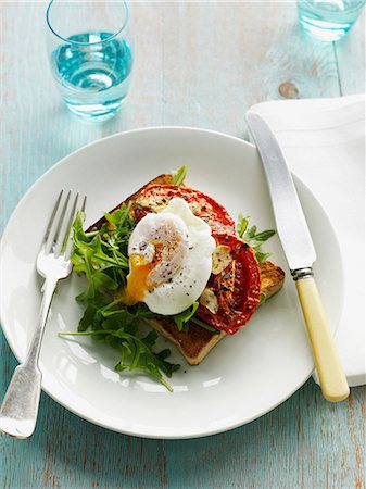 Egg, tomatoes and salad on toast Stock Photo - Premium Royalty-Free, Code: 649-09003423