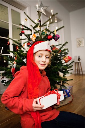 simsearch:614-06624568,k - Smiling boy holding Christmas gift Stock Photo - Premium Royalty-Free, Code: 649-09003441