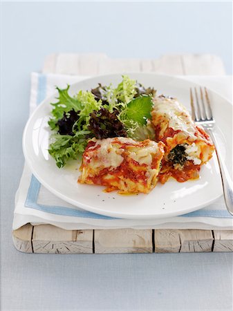 Dish of baked cannelloni Foto de stock - Sin royalties Premium, Código: 649-09003518