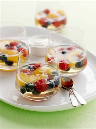 simsearch:853-06120486,k - Glasses of fruit salad in gelatin Stockbilder - Premium RF Lizenzfrei, Bildnummer: 649-09003527