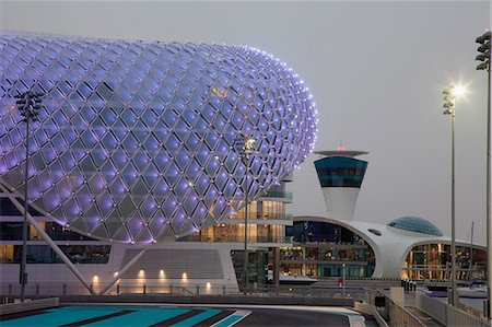 simsearch:649-06829416,k - Modern lit up at dusk Foto de stock - Sin royalties Premium, Código: 649-09003556
