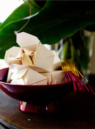 Fortune cookies in takeout boxes Foto de stock - Royalty Free Premium, Número: 649-09003565