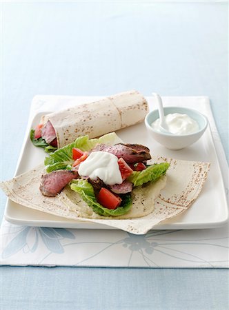 simsearch:649-06400764,k - Plate of meat, salad and flatbread wrap Photographie de stock - Premium Libres de Droits, Code: 649-09003573