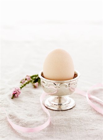 simsearch:614-06044149,k - Egg in silver egg cup Foto de stock - Royalty Free Premium, Número: 649-09003594