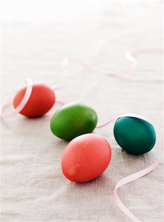 simsearch:614-06044149,k - Colorful Easter eggs with ribbon Foto de stock - Royalty Free Premium, Número: 649-09003595