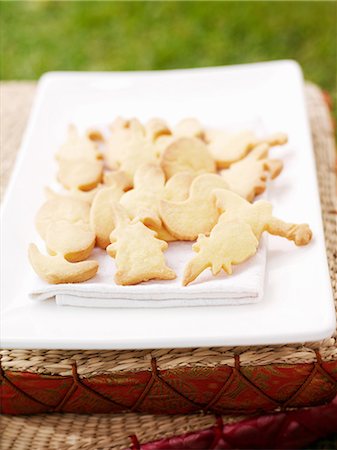 simsearch:649-09003366,k - Shaped cookies on platter Foto de stock - Sin royalties Premium, Código: 649-09003596