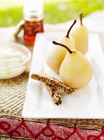 simsearch:649-09003603,k - Dish of cooked pears and biscuits Foto de stock - Sin royalties Premium, Código: 649-09003609