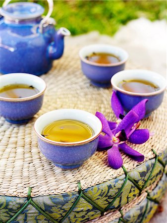 sydney gardens - Cups of tea on woven bench Stock Photo - Premium Royalty-Free, Code: 649-09003601