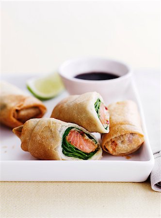 simsearch:649-06432868,k - Dish of egg rolls with dip Stockbilder - Premium RF Lizenzfrei, Bildnummer: 649-09003613