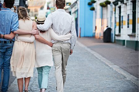 simsearch:649-08894657,k - Couples walking together on city street Fotografie stock - Premium Royalty-Free, Codice: 649-09003623