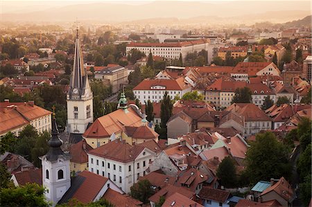 simsearch:832-03723791,k - Aerial view of church and rooftops Photographie de stock - Premium Libres de Droits, Code: 649-09003679