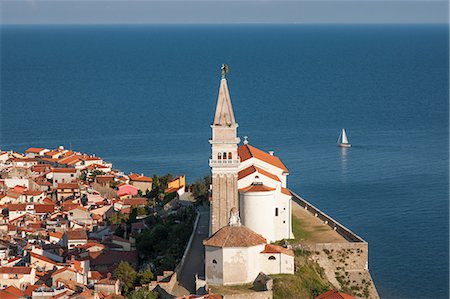 Aerial view of church and coastal city Photographie de stock - Premium Libres de Droits, Code: 649-09003680