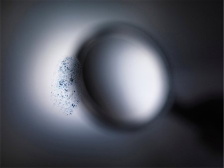 simsearch:649-09003664,k - Fingerprint under magnifying glass Photographie de stock - Premium Libres de Droits, Code: 649-09003745