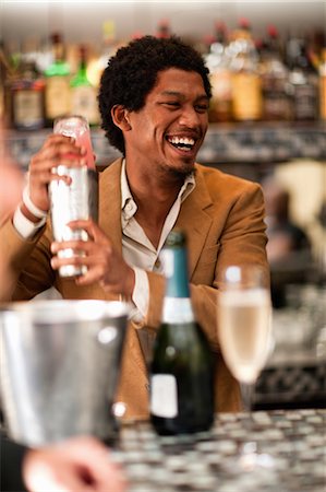 Bartender mixing drinks at bar Photographie de stock - Premium Libres de Droits, Code: 649-09003788