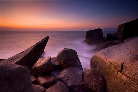 simsearch:649-05658170,k - Blurred view of waves on rocky beach Foto de stock - Royalty Free Premium, Número: 649-09003798