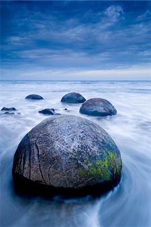 Graffiti on rock at beach Foto de stock - Sin royalties Premium, Código: 649-09003814