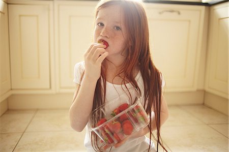 simsearch:649-09003830,k - Girl eating strawberry on kitchen floor Stock Photo - Premium Royalty-Free, Code: 649-09003849