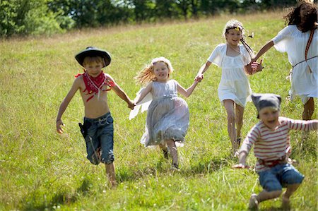 simsearch:649-07761108,k - Children in costumes running in field Photographie de stock - Premium Libres de Droits, Code: 649-09003889