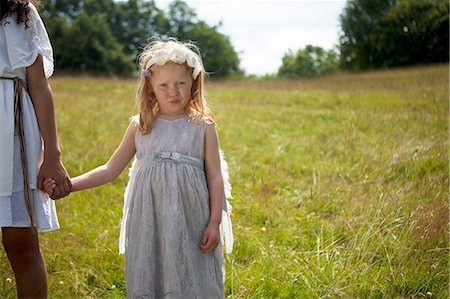 simsearch:649-09003889,k - Girl in costume standing in field Foto de stock - Royalty Free Premium, Número: 649-09003890