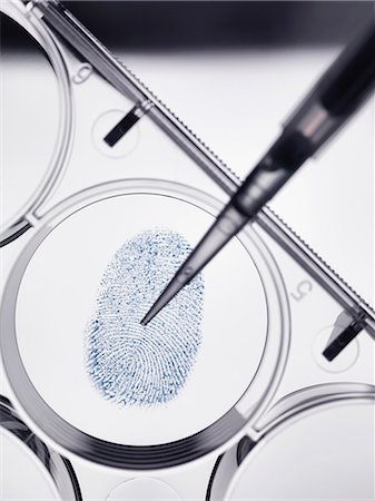 simsearch:649-09003664,k - Pipette sampling finger print in lab Photographie de stock - Premium Libres de Droits, Code: 649-09003953