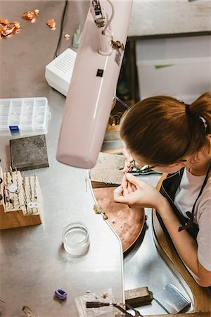 simsearch:649-06829647,k - High angle view of female jeweller using hand tool at workbench Photographie de stock - Premium Libres de Droits, Code: 649-09016532