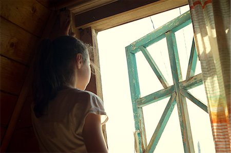 simsearch:649-09026125,k - Teenage girl looking out of sunlit bedroom window Foto de stock - Sin royalties Premium, Código: 649-09016601