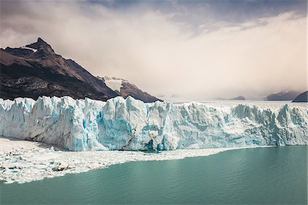 el calafate - Storm cloud over Lake Argentino and Perito Moreno Glacier in Los Glaciares National Park, Patagonia, Chile Foto de stock - Sin royalties Premium, Código: 649-09016625