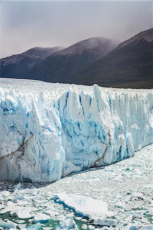 el calafate - View of Perito Moreno Glacier and low cloud over mountains, Los Glaciares National Park, Patagonia, Chile Foto de stock - Sin royalties Premium, Código: 649-09016633