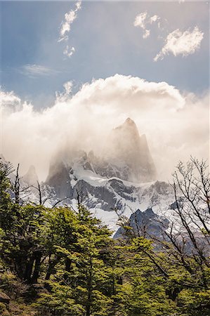simsearch:649-08632458,k - Low cloud over sunlit  Fitz Roy mountain range in Los Glaciares National Park, Patagonia, Argentina Photographie de stock - Premium Libres de Droits, Code: 649-09016709