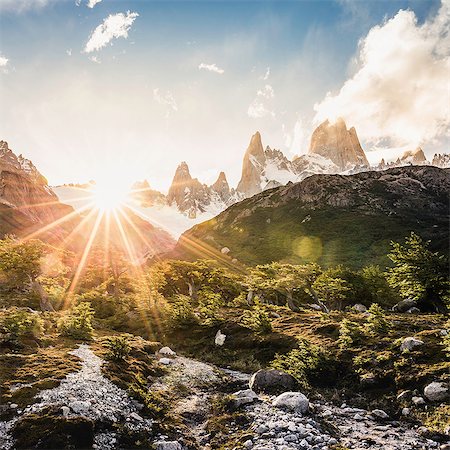 santa cruz-provinz - Sunlit valley and Fitz Roy mountain range in Los Glaciares National Park, Patagonia, Argentina Stockbilder - Premium RF Lizenzfrei, Bildnummer: 649-09016716