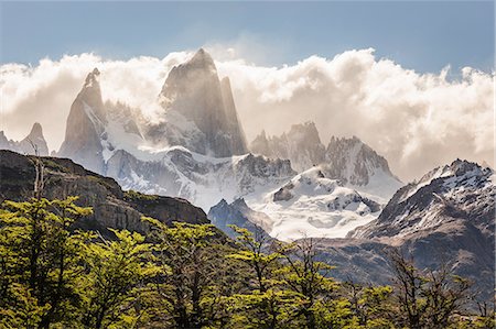 province de santa cruz - Low cloud over sunlit  Fitz Roy mountain range in Los Glaciares National Park, Patagonia, Argentina Photographie de stock - Premium Libres de Droits, Code: 649-09016710